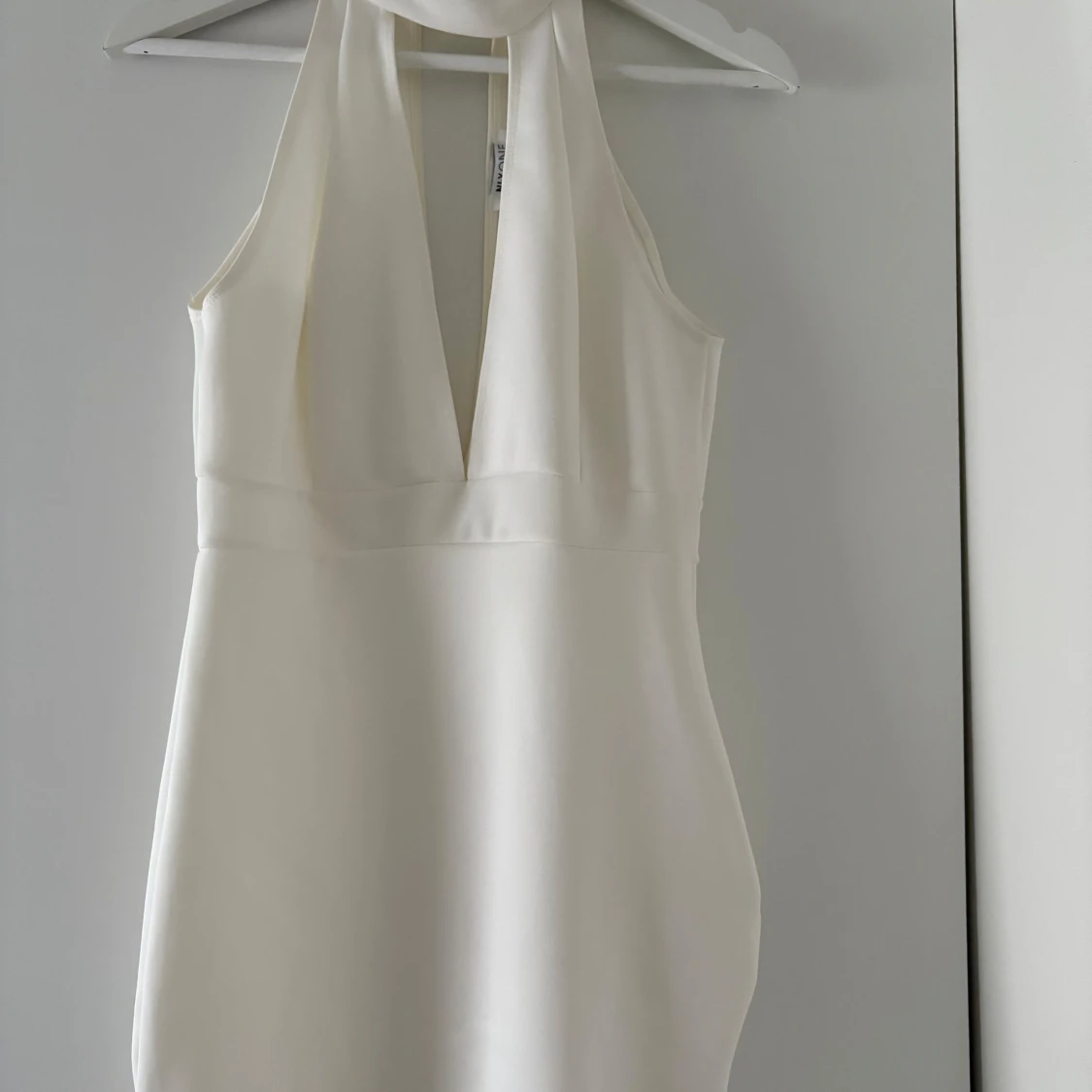 Vit axelbandslös klänning