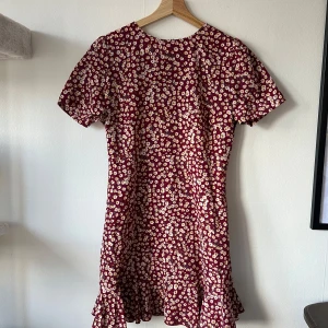 Söt sommarklänning - söt somrig klänning jag själv köpt på second hand. Ursprungligen från SHEIN.