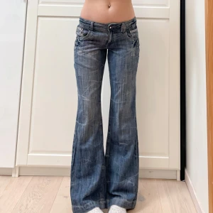 Supersnygga vintage lågmidjade bootcut jeans💕 - Midja 41x2 cm, gren 19 cm o innerben 80 cm🤩jae 169 o xs-s o de sitter bra men mer åt S. Märkta 38/M men sitter absolut mer som en 36/S. Rymmer större lår!!