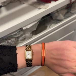 Orange armband  - Snyggt orange armband att ha till klocka eller andra armband, stilrent och enkelt. Det är inte från saint Laurent utan ligger bara på den lådan! 
