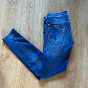 Tiger of Sweden jeans - Tiger of Sweden jeans i fint skick.😊 Storlek 30/32 (passar 29/32 också) 🎉, Slim passform i stilren blå design.🕺 Tveka inte på att höra av er⭐️👌🏻🎂