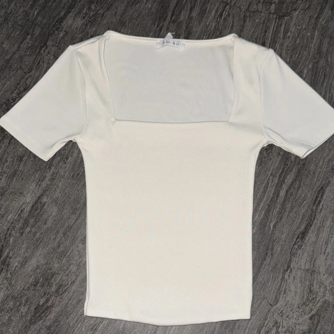 Vit kortärmad topp från Amisu