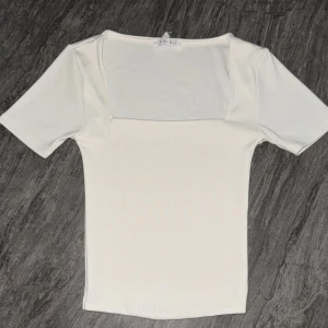 Vit kortärmad topp från Amisu - Mycket bra skick🤩Använt en gång 🤩