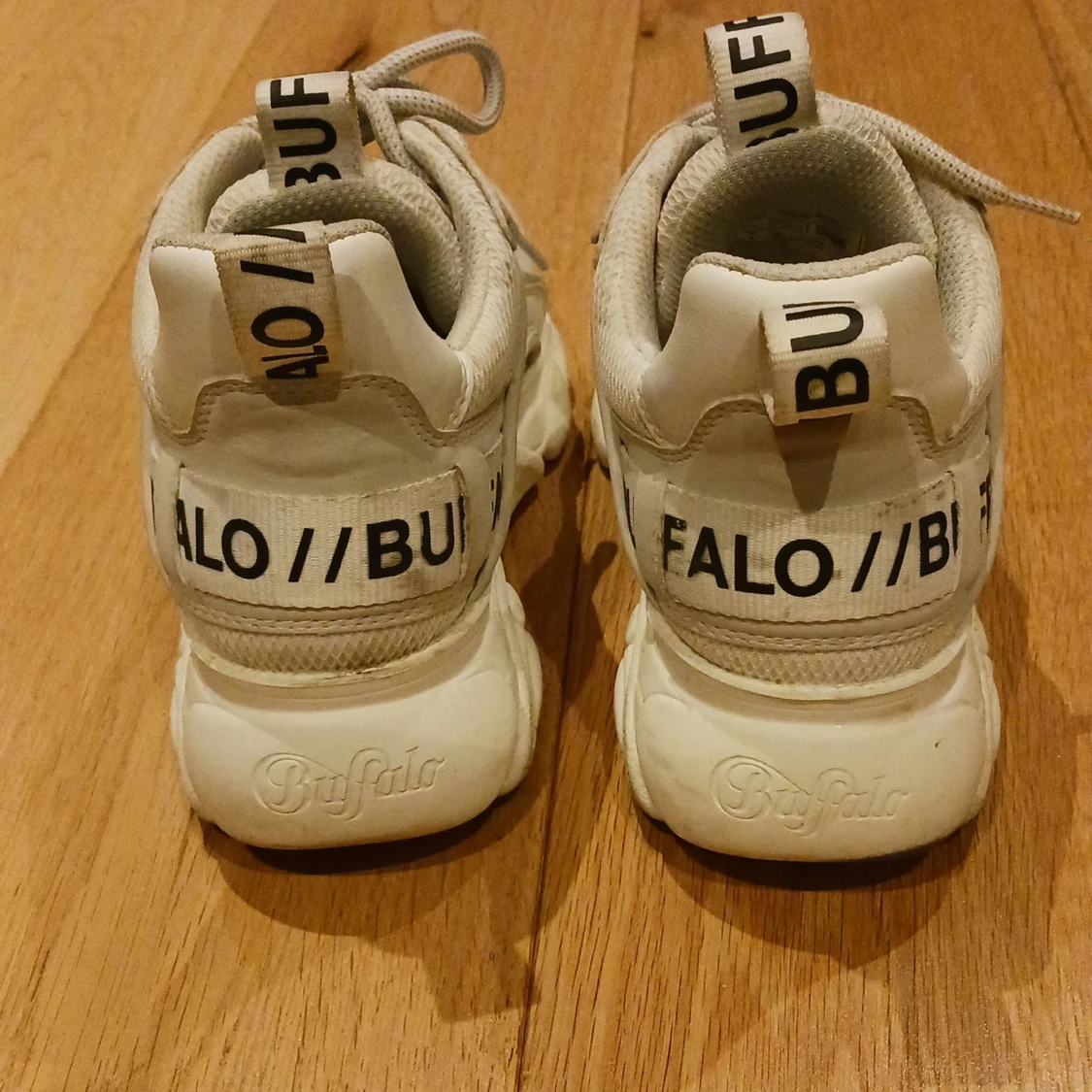 Vita Buffaloskor - 1