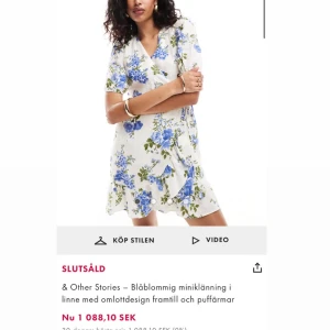 SUPERFIIN KLÄNNING!💗😻 - Superfin blommig omlottsklänning köpt från otherstories för ca två år sedan!💕🪻 Den är som ny då jag endast använt den enstaka gånger! Är i linnen material!! Tror att den är slutsåld på hemsidan. Är i strl 34/xs.  Hör gärna av dig ifall du är intresserad elr har några frågor!!! Pris är diskuterbart☺️💕