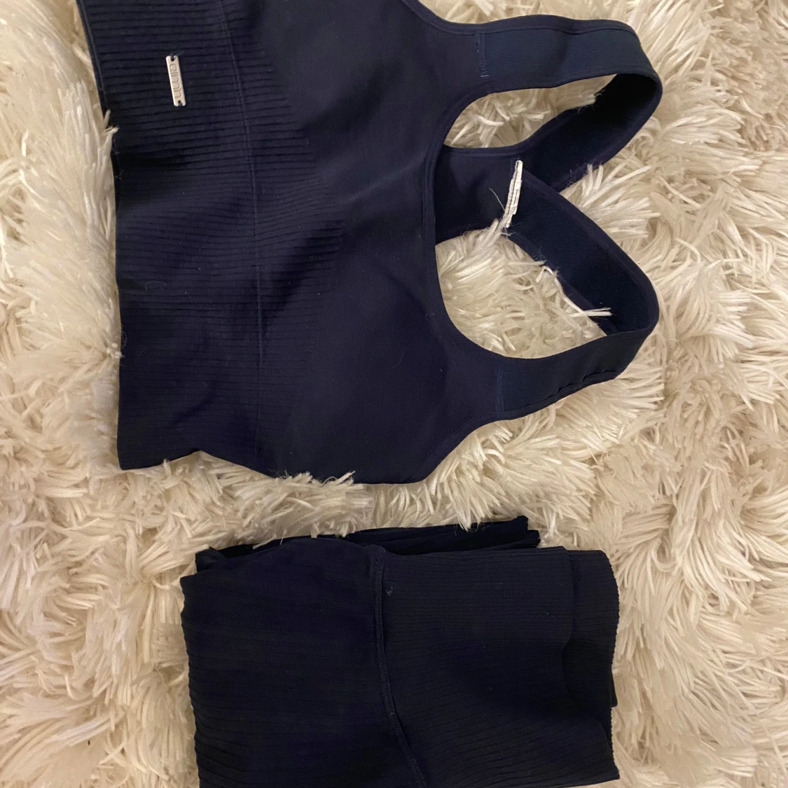 Mörkblå ribbad sportset