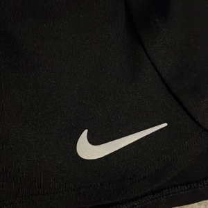 Svart tenniskjol från Nike - Svart tennis kjol från Nike. Storlek 137-146 cm