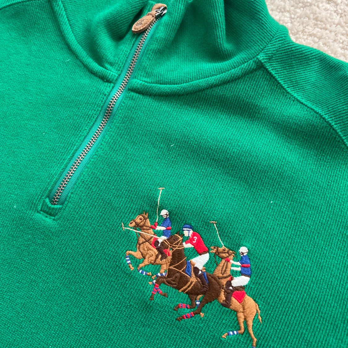 Grön tröja med dragkedja och broderi - 2