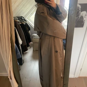 Beige trench  - Snygg trench från hm, 899 nypris, använd fåtal gånger! Inga defekter 