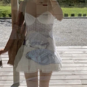 Vit spetsklänning med volang - Säljer en söt vit klänning i spets med volangdetaljer. Klänningen är ärmlös med smala axelband och har en kort längd som passar perfekt till studenten😍Köpt på Zara för tre år sedan. Tyvärr lite för kort för mig som är 172 cm, så ha det i åtanke. Bara använd några få gånger. Storlek M men passar mig som brukar vara S