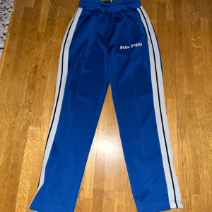 Palm Angels byxor  - Ett par Palm angels byxor i storlek M. Riktigt bra skick nu pris är över 4500kr mitt pris 1000:- inte hugget i sten!