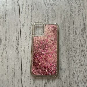 Rosa Mobilskal IPhone 11 - Ett Rosa mobilskal som man kan röra på. Lite missfärgat på kanterna.