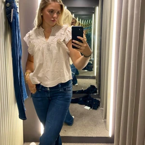 Beige blus  - Säljer en söt beige blus med volangdetaljer ish. Köpt på Nelly men är från märket Neo Noir. Nypris 699kr