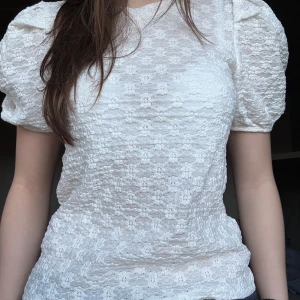 🤍 - Ny vit blus med blommigt mönster. Storlek S