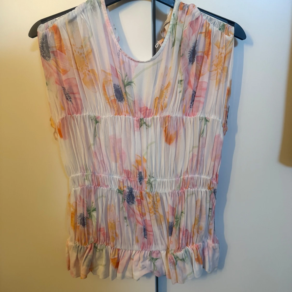 Blommig ärmlös blus