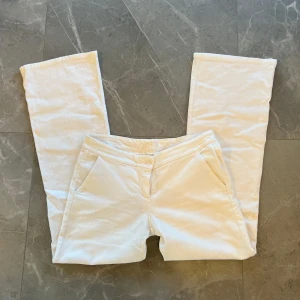 Vita manchesterbyxor - Står ingen storlek men jag är 167 med storlek m i jeans! Lite fläck som knappt syns (bild 5)❣️❣️❣️