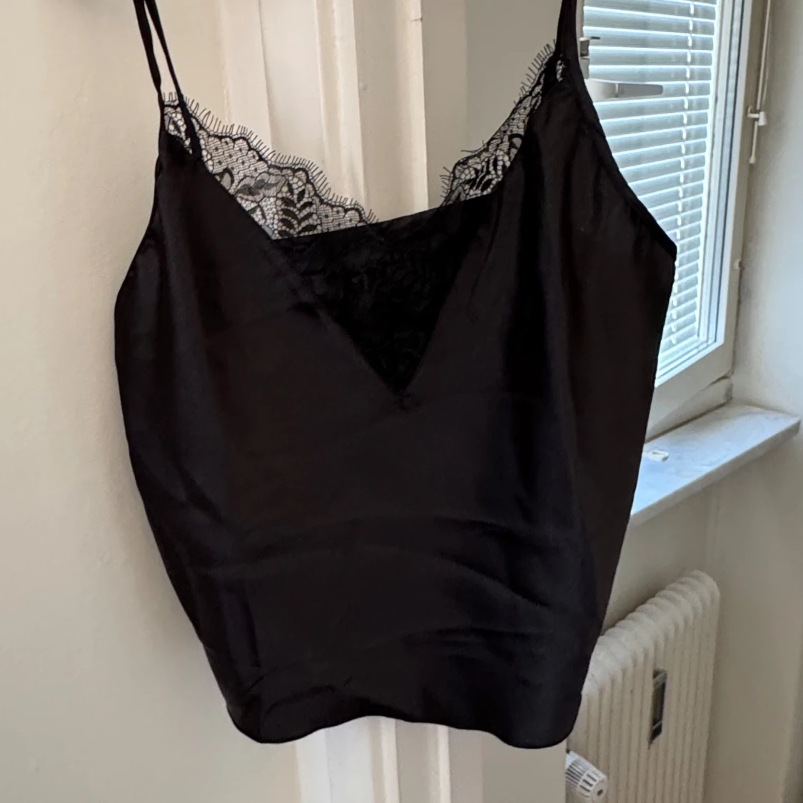 Svart pyjamas spetsdetaljer