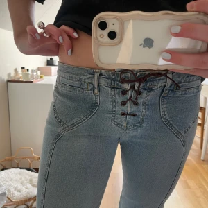 Blå jeans med snörning - Vintage LTB jeans med snörning! Super snygga men tyvärr för korta för mig! Jag är 178! Innerbenslängd - 82       Midjemått - 43                          Uppsprätta därnere! Pris kan diskuteras.