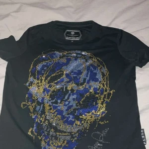 Svart t-shirt Philipp Plein - Hej! Säljer en svart Philip plein t shirt den är limited edition och är i nyskick och är helt oanvänd, passar både s och m