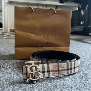 Burberry Bälte - Säljer mitt burberry bälte, Bältet är dubbel sidigt,