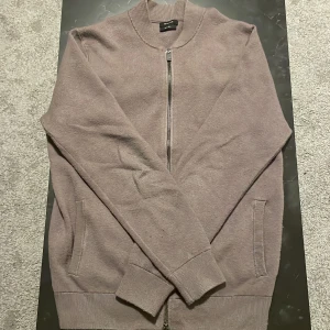 massimo dutti cardigan  - tja, jag säljer min massimo dutti cardigan då jag inte använder den mer. använd max 4 gånger. hör av er vid minsta lilla fundering🙌 välj gärna postnord som frakt val då min instabox strular👍