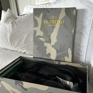 Valentino Rockrunners - Tjenare, säljer mina fina Valentino Rockrunners. Skick 10/10 Helt nya in princip bara testade. Perfekta för regniga vår dagar ! Pris går att diskutera vid snabb affär ! Vid frågor eller sådant är det bara att skriva ! 🙌