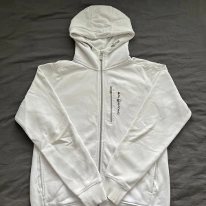 Sail racing zip vit - Hej, säljer nu denna sail racing zip eftersom den inte har någon användning längre. Har små fläckarna men går att rengöra, även ett lite hål som inte syns speciellt mycket.   Skriv gärna vid frågor!  Skick: 6/10 Storlek: M