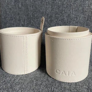 Necessär för sminkborstar - sminkborsthållare från Caia, oanvänt. liten defekt på sista bilden. nypris 325 kronor !! 💓💓💓 