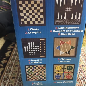 Playtive Wooden Game Collection - Säljer en Playtive Wooden Game Collection med 10 klassiska spel i ett set. Inkluderar schack, backgammon, luffarschack, och fler. Perfekt för familjespelkvällar och för barn från 6 år. Kommer med en praktisk låda för förvaring av alla spelkomponenter.