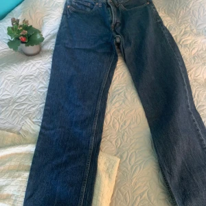 Blå jeans från Vailent - Säljer ett par klassiska blå jeans från Vailent. De har en rak passform och är tillverkade i slitstarkt denim. Perfekta för en avslappnad stil. Midjan är midwaist och de har en traditionell dragkedja och knapp framtill.