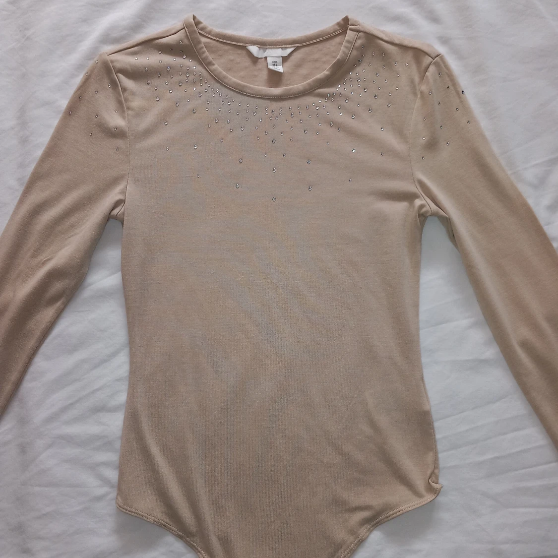 Beige långärmad topp med strassdetaljer