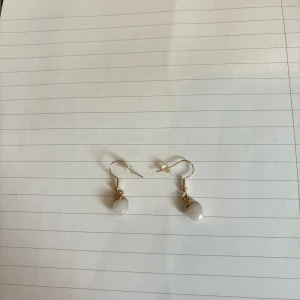 Guldörhängen med bergkristall  - Säljer ett par eleganta guldörhängen med bergkristall. Perfekta för att ge en touch av klass till vilken outfit som helst. De har en enkel krokdesign som gör dem lätta att bära.