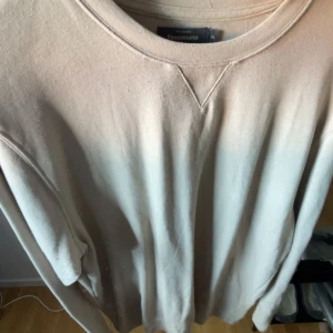 Beige tröja från Dressmann - Säljer en stilren beige tröja från Dressmann. I storlek XL använd några gånger, säljer pågrund av att jag inte använder den längre.