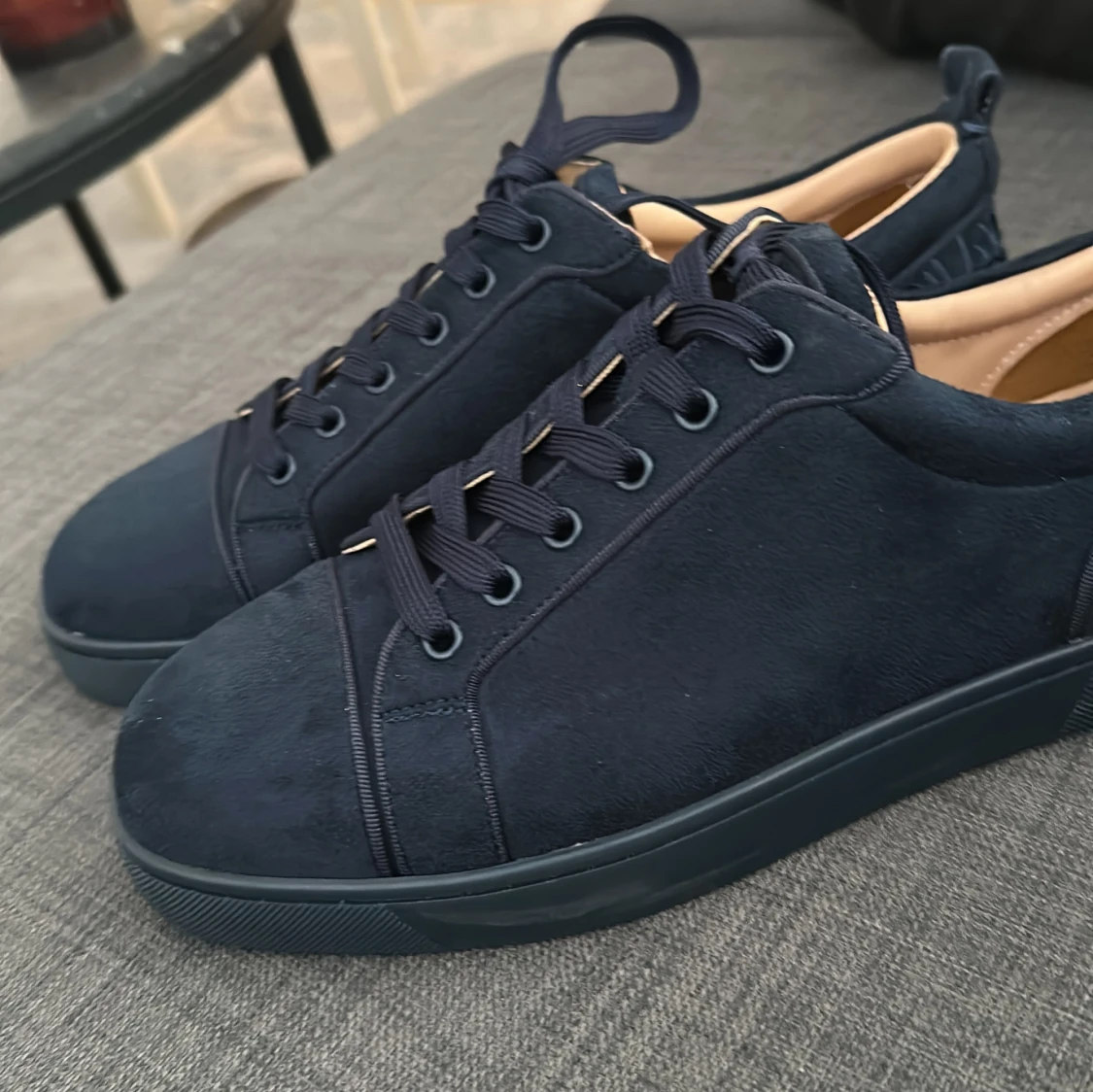 Mörkblå sneakers med röd sula - 3