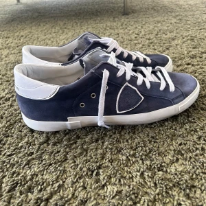 Philippe modell sneakers - Blåa Philippe model skor som är väl använda men i bra skick. Nypris 3600 kr (340€) på deras egna hemsida. Skicka gärna meddelande!