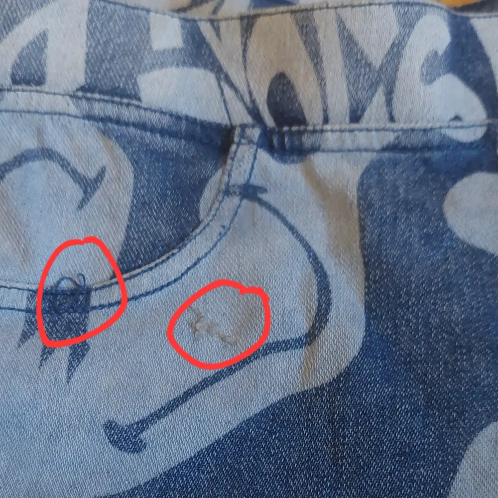 Coola blå byxor från H&M med ett unikt smiley-mönster över hela tyget. Byxorna har en loose passform och är perfekta för en avslappnad stil. De har elastisk midja för extra komfort.. Farkut & Housut.