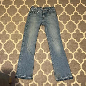 Blå Levis jeans  - Säljer ett par blåa bootcut Levis jeans som tyvärr har blivit för små🩵🩵