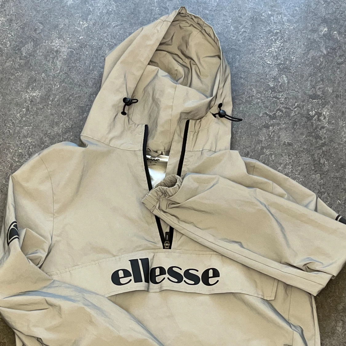 Grå vindjacka från Ellesse - 1