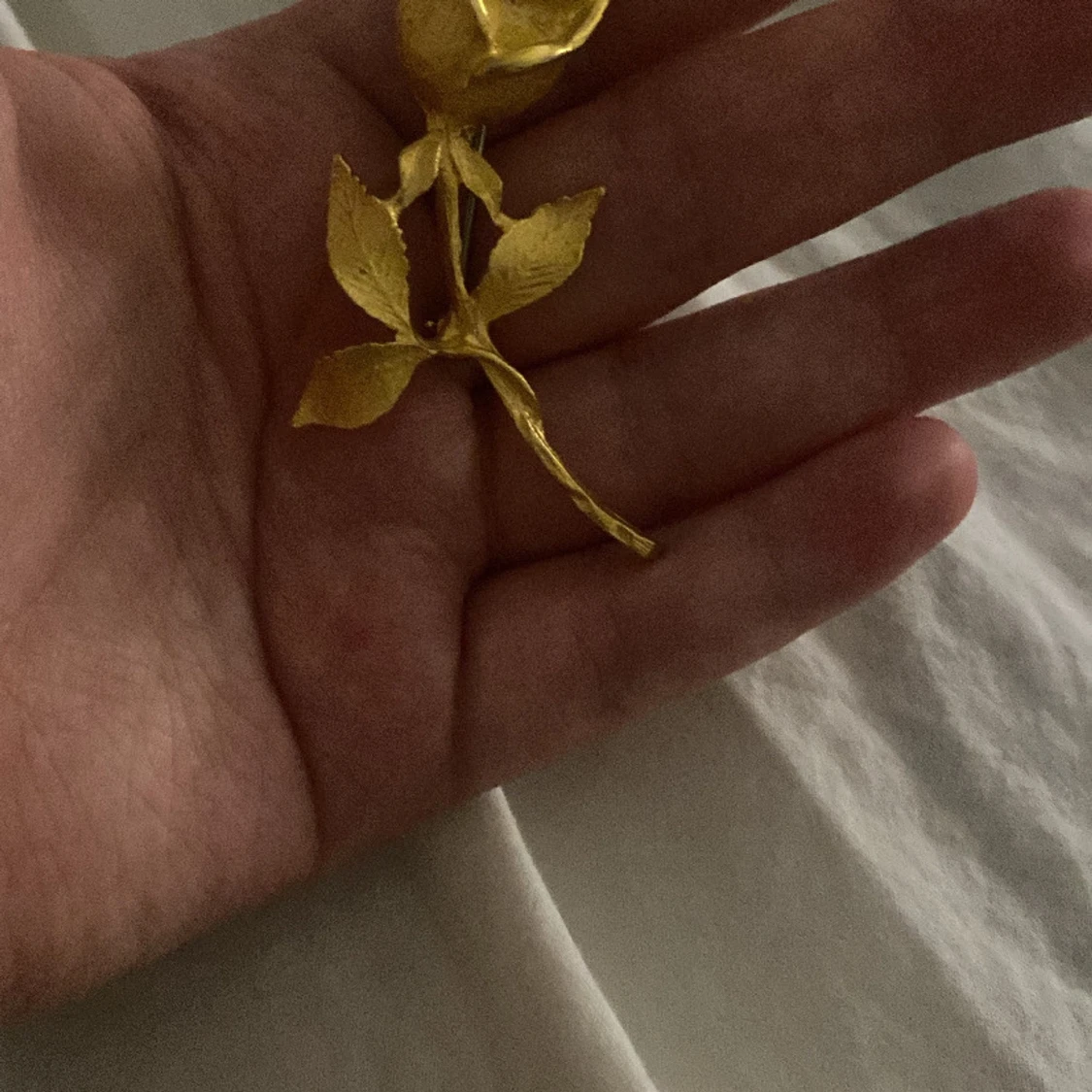 Guldiga broscher i form av ros och julgran