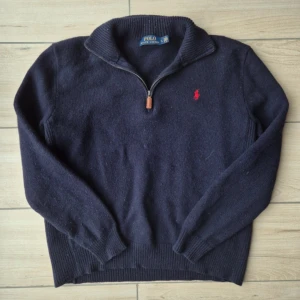 Ralph lauren half zip - Ralph lauren tröja i bra skick men två mindre defekter som visas på bilder. På etiketten står det L men passar S eller M. 