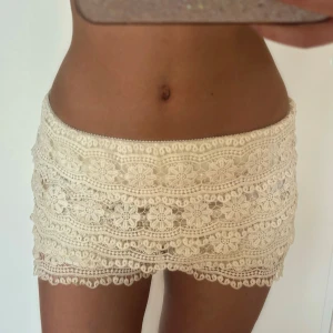 Spetsshorts  - Supersöta vita spetsshorts! Jag är 168 och det är mina bilder, köp via köp nu direkt eller Swish, kvar tills markerad som såld 💕obs de är nedvikta på bilden