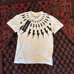 Neil Barret T-Shirt - Neil Barret | Storlek S | Helt ny | Nypriss 1600 | Hör av dig vid minsta lilla fundering |