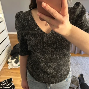 Topp - Svart silvrig glitter topp som passar perfekt som festtopp. 