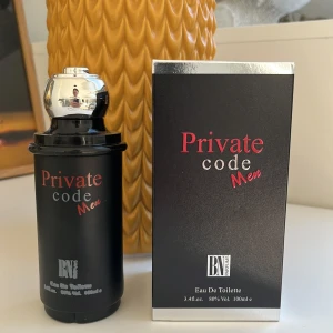 Private Code Men Eau De Toilette - Säljer en elegant Eau De Toilette för män från BN Parfums. Flaskan är svart med en stilren design och har en silverfärgad kork. Doften är förpackad i en matchande svart kartong med röda och vita detaljer. Perfekt för den som söker en sofistikerad och maskulin doft.ny pris130kr.100ml. oanvänd