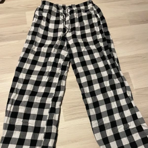 Svartvita pyjamasbyxor - Säljer ett par svartvita rutiga pyjamasbyxor! 