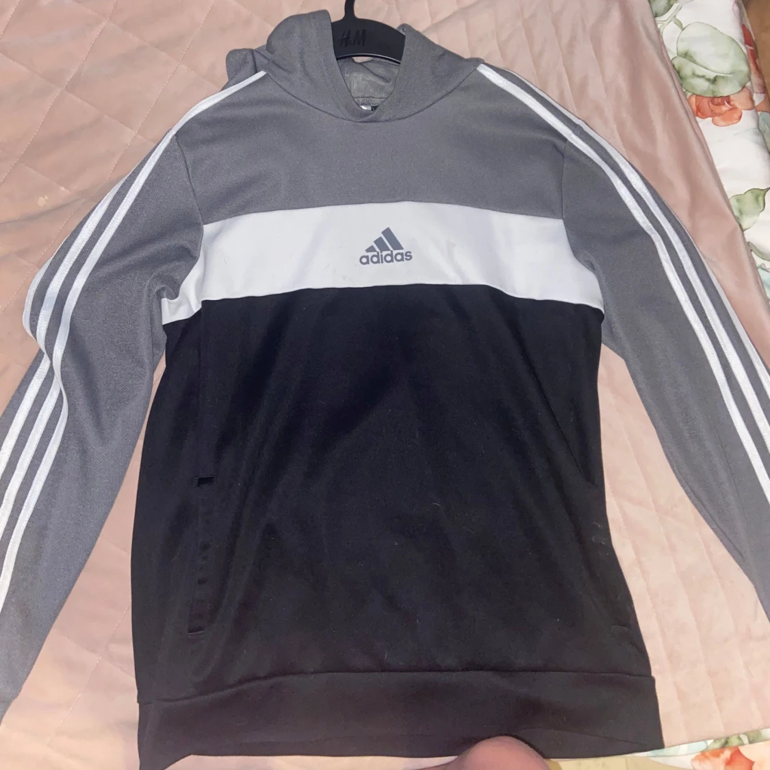 Grå och svart hoodie från Adidas