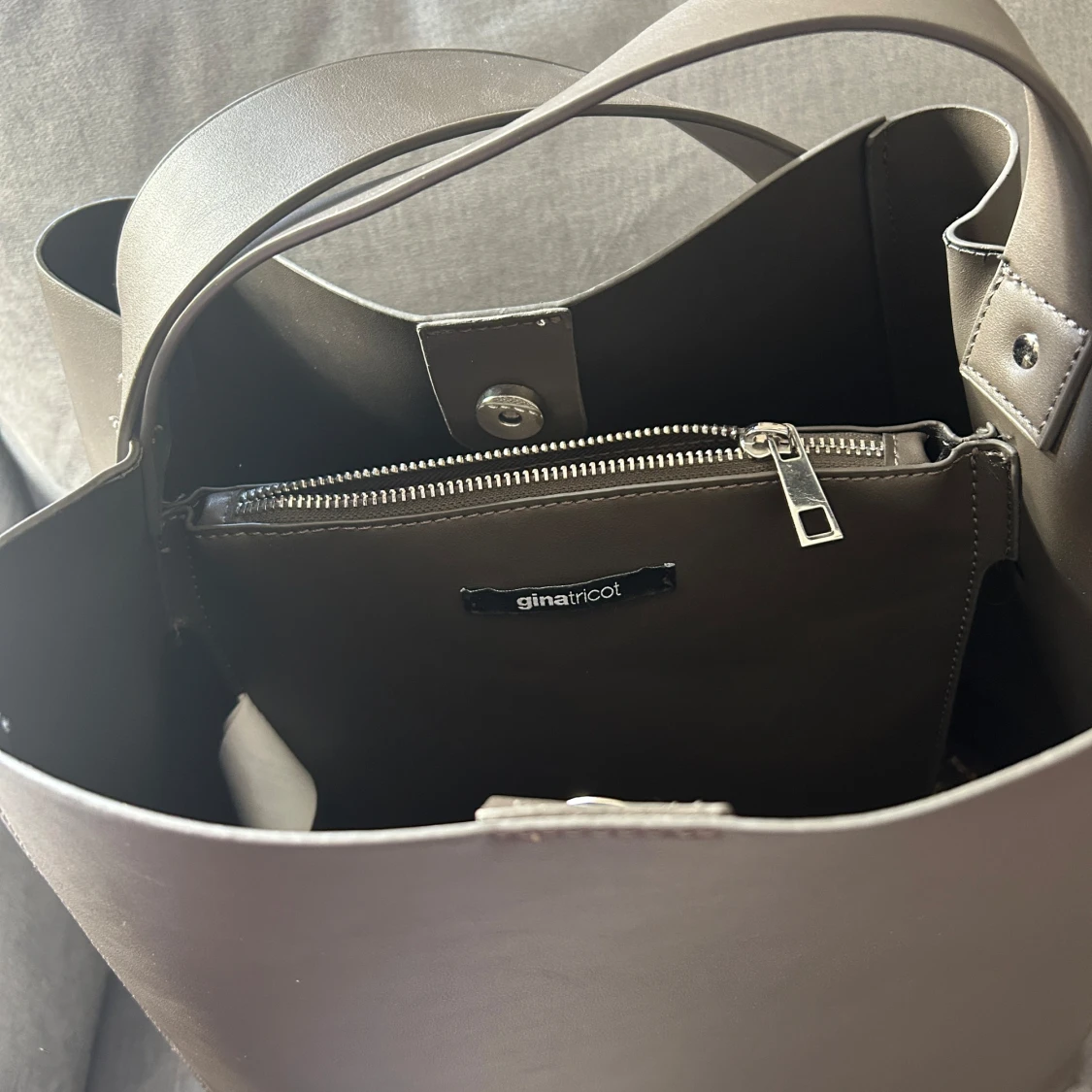 Grå axelväska från Gina Tricot - 2