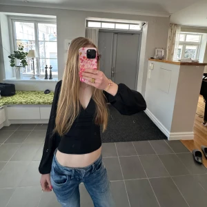 Svart v-ringad topp från BikBok - Perfekt topp till fester men även till skolan💖långärmad och v ringad!