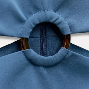 Blå ärmlös topp från Zara - Snygg blå ärmlös topp från Zara med en unik design. Toppen har en dekorativ ringdetalj i midjan och en dragkedja i ryggen. Perfekt för att ge en stilren look. Prislappen är kvar:)