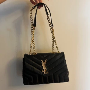 YSL liknande väska - Knappt använt, köpte i cypern